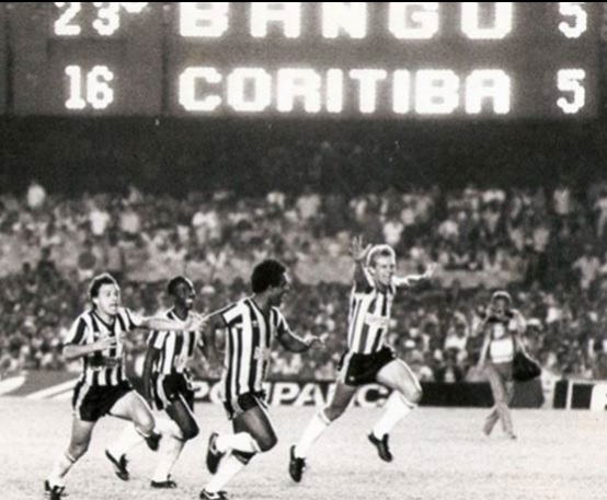 O Bangu chegou à final do Campeonato Brasileiro de 1985 e entrou em campo apoiado por banguenses, rubro-negros, flamenguistas, vascaínos, americanos... Mas, após dramático empate em 1 a 1, o Coritiba se sagrou campeão nos pênaltis, com vitória por 6 a 5.