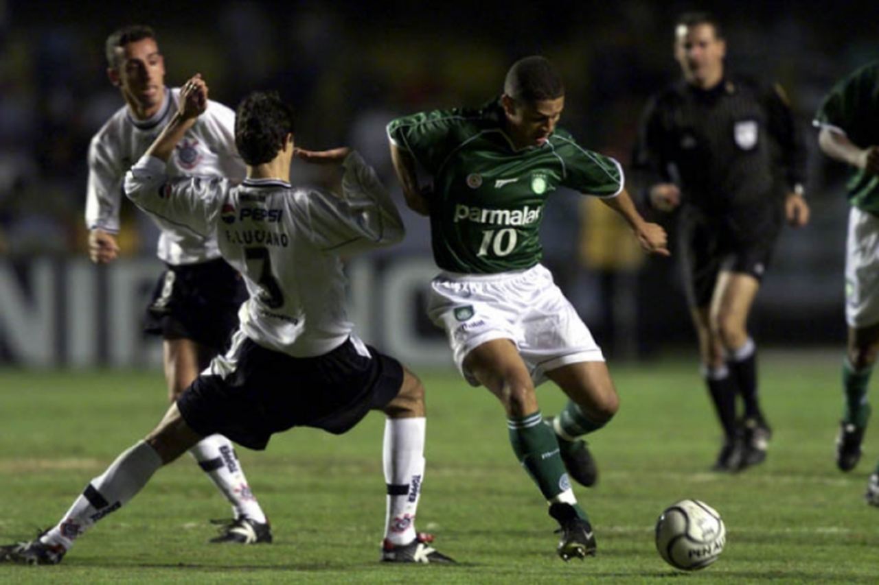 O Dérbi histórico entre Palmeiras e Corinthians pela semifinal da Libertadores de 2000 completa 20 anos neste sábado (06). Com isso, o LANCE! montou a escalação ideal misturando jogadores das duas equipes. Veja como ficou, com base em votos dos jornalistas da redação.