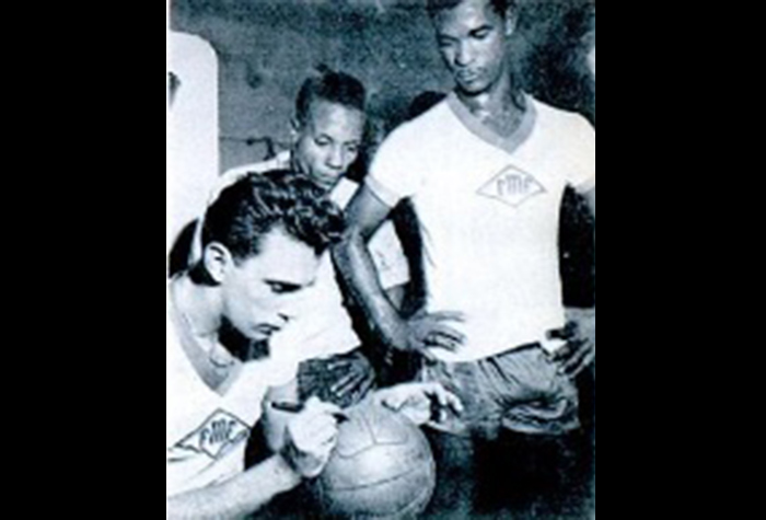 Em 17 de junho de 1950 (dia seguinte à inauguração oficial), um duelo entre a Seleção Carioca e a Seleção Paulista deu o pontapé inicial na história do Maracanã. Coube a Didi (de pé na foto), o Príncipe Etíope, fazer história, inaugurando o placar. Mas os paulistas venceram por 3 a 1 o confronto.