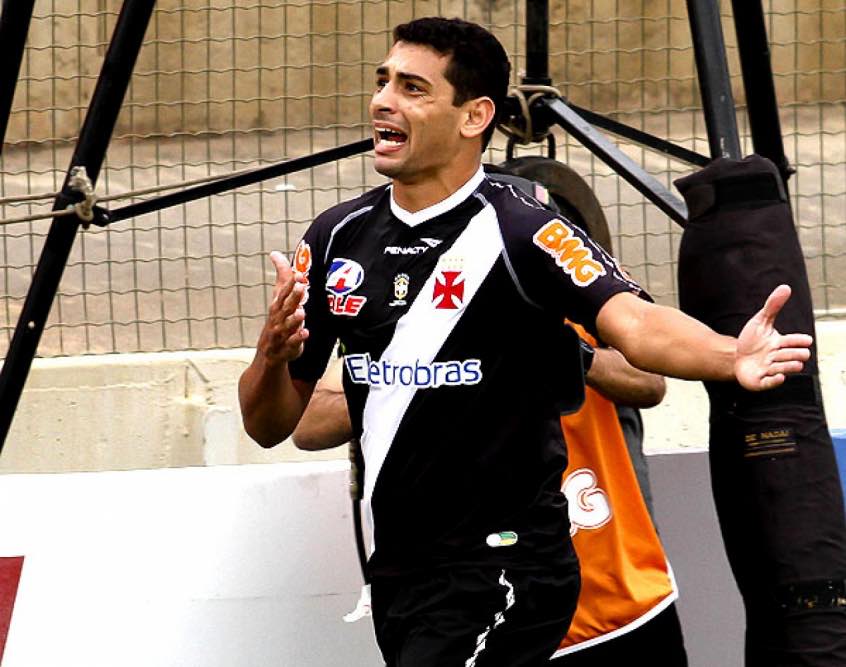 No Brasileirão de 2011, Diego Souza fez os três gols da vitória vascaína sobre o Cruzeiro, por 3 a 0, em jogo válido pela 26ª rodada.