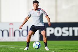 Douglas Augusto: contratado junto ao Fluminense, Douglas era visto como uma boa opção pelo Corinthians, entretanto não agradou a torcida e após uma temporada, foi para o PAOK por 3 milhões de euros.