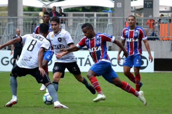 17º - ÉLBER - Bahia (C$ 9,43) - É um jogador que ainda não negativou no campeonato e que pontua mais com faltas sofridas (26 no Brasileirão), finalizações (12) e desarmes (10). Também tem um gol e uma assistência no campeonato, mas não é do feitio do ponta participar com muitas decisões. Média de 4.41.