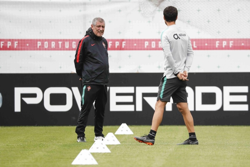FECHADO - Treinador da Seleção de Portugal desde setembro de 2014, Fernando Santos renovou o seu contrato com a federação portuguesa e seguirá no comando dos Patrícios até o julho de 2024, podendo disputar mais um Mundial, Liga das Nações e Eurocopa.