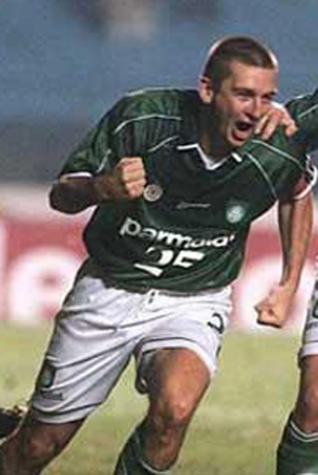 Dos 22 jogadores que começaram o jogo, só dois nunca atuaram por seleções principais de país nenhum. Ambos eram do Palmeiras: o atacante Pena e o volante Galeano, autor do gol da vitória.