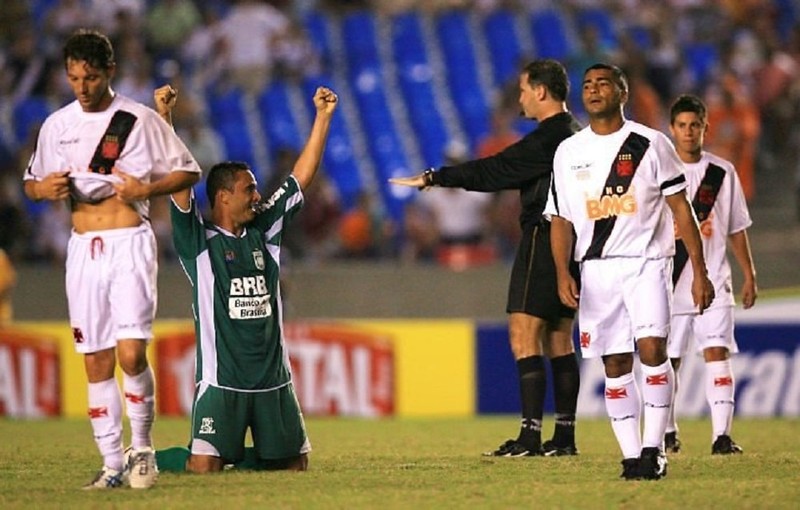 Vasco 1 x 2 Gama - Copa do Brasil-  Em 2007, o Gama, do Distrito Federal, venceu o Vasco no Maracanã e eliminou a equipe na segunda fase do torneio. O Cruz-Maltino tinha Romário em campo, que buscava o gol mil de sua carreira, mas acabou passando em branco na zebra. 