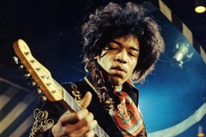 Outro ícone do rock, Jimi Hendrix morreu aos 27 anos.