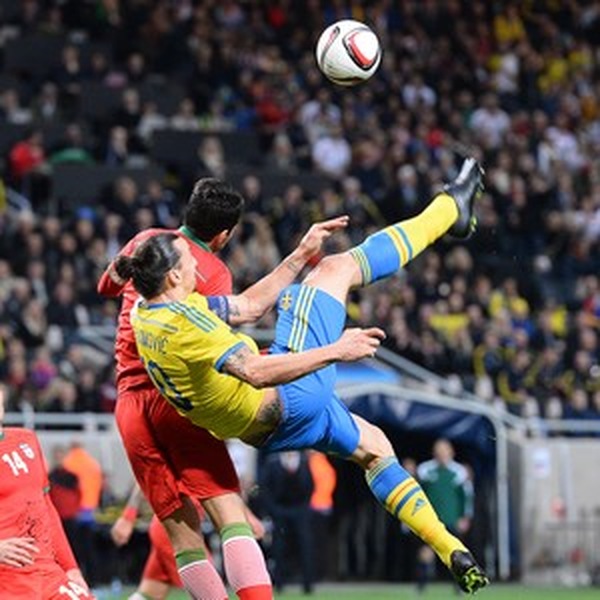 Em uma das bicicletas mais impressionantes da história do futebol, durante o jogo Suécia e Inglaterra, Ibrahimovic emendou uma bicicleta a 40 metros de distância do gol, de costas, e marcou um gol memorável. 