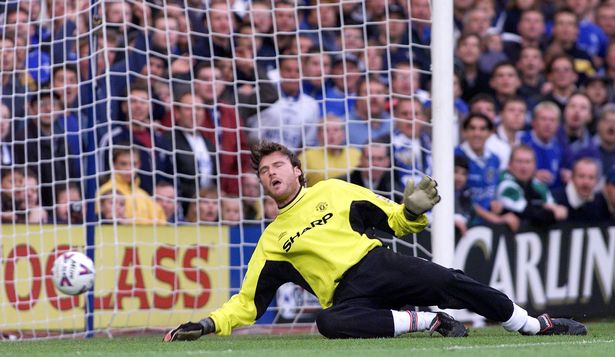 13º - O único goleiro da lista é o italiano Massimo Taibi, que atuou no Manchester United em 1999. Jogou somente quatro partidas pelos Red Devils.