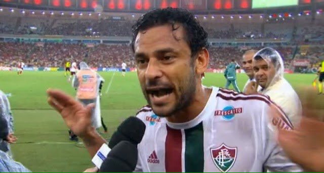 RENOVAÇÃO E DESABAFO: Em janeiro de 2015, apesar da saída do então patrocinador Unimed, Fred renova com o Fluminense. Em abril daquele ano, após ser expulso, bradou aos microfones: "O Campeonato Carioca tem que acabar! Acaba!"