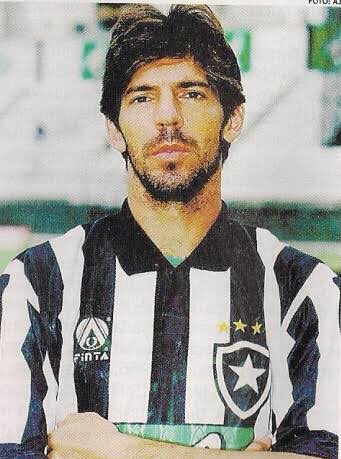 Wilson Gottardo - O zagueiro destacou-se no Botafogo, onde fez parte do time campeão carioca de 1989, dando fim a um jejum de 21 anos sem título. Foi o capitão do Alvinegro na campanha do Campeonato Brasileiro de 1995. No entanto, foi vestindo a camisa do Flamengo que chegou à Seleção Brasileira, em 1991. Fez, no entanto, apenas seis jogos, com duas vitórias, três empates e uma derrota.