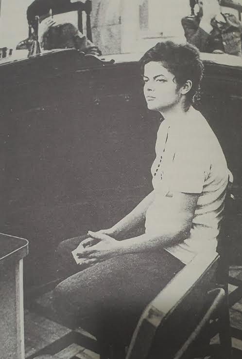 Uma das guerrilheiras presas em 1970 foi Dilma Rousseff. Em 16 de janeiro, ela foi detida quando ia se encontrar com grupos da organização VAR-Palmares. Por ter estimulado greves e piquetes e arquitetado assaltos a banco, foi condenada inicialmente a seis anos de prisão. Posteriormente, a pena foi reduzida a dois anos e um mês, só que ela passou três anos encarcerada e sofreu torturas. A foto, de novembro de 1970, traz Dilma depondo em uma auditoria militar no Rio de Janeiro (sem aparentar que sofreu ferimentos, conforme era praxe na época). Os militares que a interrogavam escondem seus rostos para não serem reconhecidos.