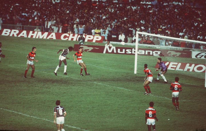 Em 1984 a decisão do Carioca também foi feita em formato de triangular. O Flu venceu o Vasco na primeira partida e bastava bater o Flamengo para garantir o troféu. E em 16 de dezembro, Assis novamente fez sua vítima. Em jogo lá e cá, o 0 a 0 persistiu até os 30 minutos do segundo tempo, quando Renê enfiou a bola para Aldo, que fez o cruzamento perfeito para a cabeçada do ídolo tricolor.