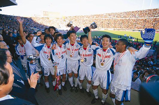 Yokohama Flugels - Clube japonês em que vários jogadores brasileiros atuaram nos anos 80 e 90 como: Edu Marangon, Evair, Zinho e César Sampaio, também sofreu com a falência. Em 98, após perder seu principal patrocinador, o clube fechou as portas. Tempos depois, os novos proprietários decidiram fundir o time com o rival da cidade, o Yokohama Marinos e criar o Yokohama F. Marinos.