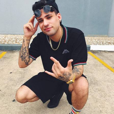 Famoso por suas canções e dono de um perfil verificado no Instagram, Mc Krawk foi convidado para participar do reality show. Será que ele vai cantar e encantar lá dentro?