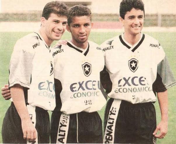 Vale lembrar que, em 1998, algo muito curioso aconteceu: o Banco Excel/Econômico promovia “trocas” entre um clube e outro que era patrocinado, como a ida de Bebeto ao Botafogo, que começou a ser patrocinado pelo grupo naquele ano – o Glorioso venceria o Torneio Rio-São Paulo. O Banco acabou falindo em 98 e vendido ao Banco Bilbao-Vizcaya.