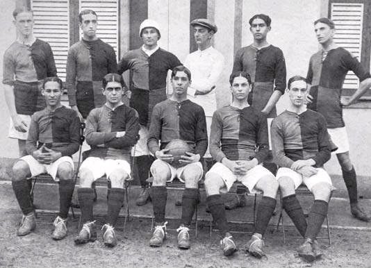 Logo em sua estreia no futebol, no ano de 1912, o Flamengo mostrou suas armas. O Rubro-Negro goleou por 16 a 2. O adversário, curiosamente, também foi o Mangueira, em jogo válido pelo Campeonato Carioca.
