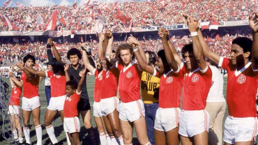 41 anos - Internacional - O Colorado não vence o Brasileirão desde 1979. O clube é o único a vencer o torneio de forma invicta. Disputou 23 partidas e não foi derrotado em nenhuma. Foram no total 16 vitórias e 7 empates, somando 40 gols, na equipe que tinha Falcão, Mario Sérgio e companhia.