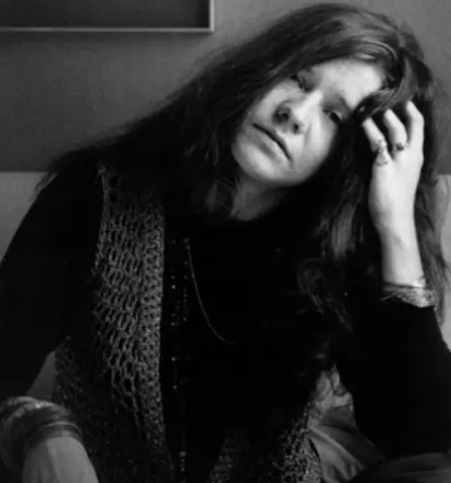 "Rainha do Rock'n Roll", Janis Joplin morreu com apenas 27 anos. Após se notabilizar por seu estilo psicodélico, ela foi encontrada morta por overdose.