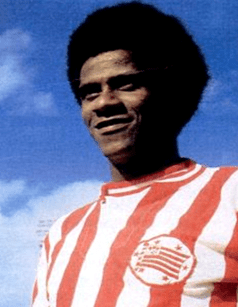 O Náutico lembrou de Lula Monstrinho, Jorge Mendonça (foto) e Nílson, jogadores negros que passaram pelo clube, e escreveu: ‘Não existe mais espaço, na vida e no futebol, pra quem pensa que a raça define quem o outro é’.