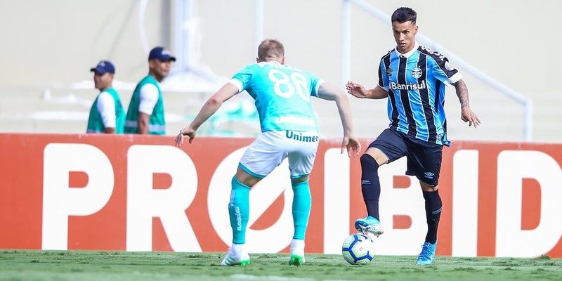 O meia-atacante Ferreira, revelação da base tricolor, decidiu entrar na justiça pedindo a rescisão do seu contrato com o clube. Além de pedir a rescisão com o Grêmio de forma liminar, o jogador ainda pede uma indenização no valor de R$ 70 mil.