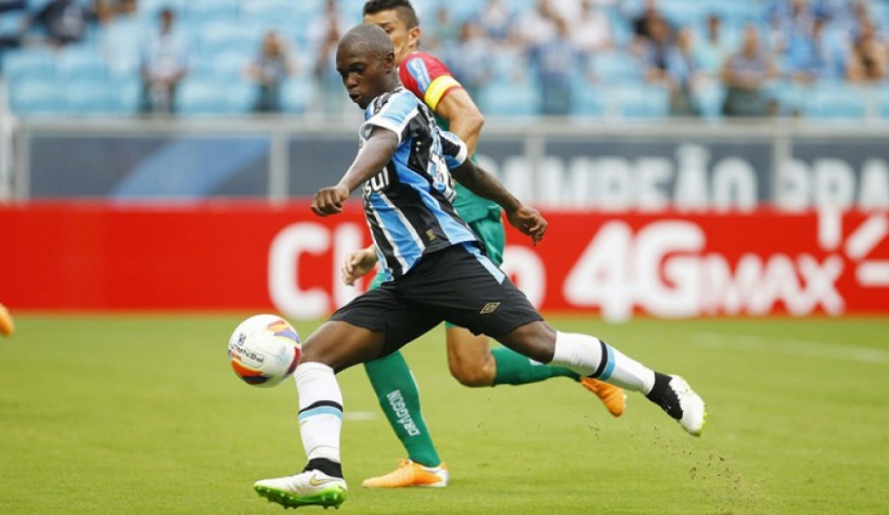 Lincoln (Grêmio): mais tarde, o Grêmio voltaria a apostar alto na sua base e promoveria o meia Lincoln, com apenas 16 anos e seis meses, porém foi mais uma aposta que não vingou no Tricolor Gaúcho.