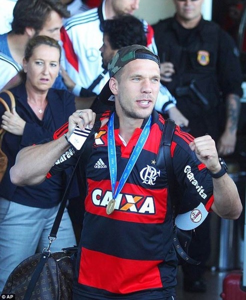 Em outros momentos, o atacante publicou fotos e fez até um ensaio com a camisa do Flamengo. A relação de carinho entre o clube e o jogador campeão do mundo de 2014 continua até hoje. 