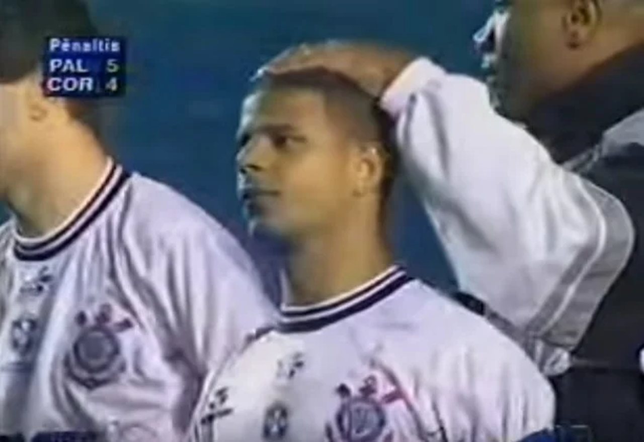 Não houve nenhum batedor repetido nas decisões de 1999 e 2000. No ano anterior, o Corinthians caiu cobrando quatro vezes. Seria Marcelinho o quinto batedor, como ocorreu ao virar vilão em 2000?
