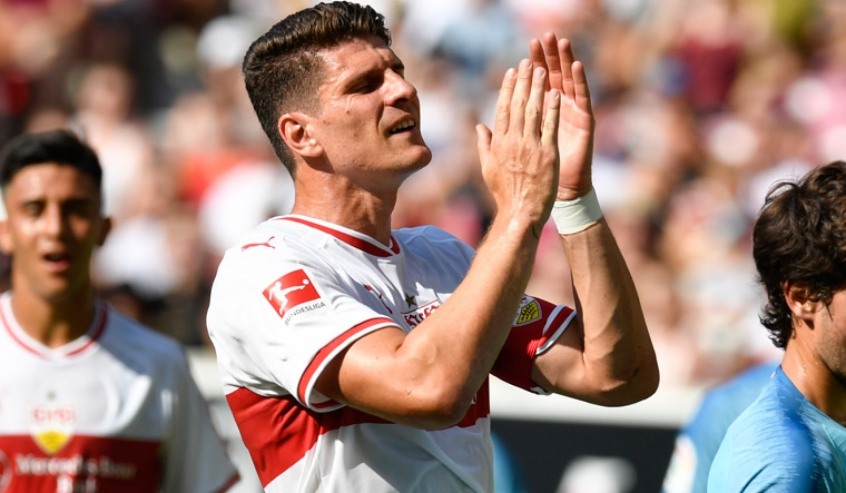 FECHADO - O jogador de futebol alemão Mario Gomez se aposentou após sua última partida pelo Stuttgart. O atacante marcou um gol na derrota para o Darmstadt por 3 a 1 em casa.