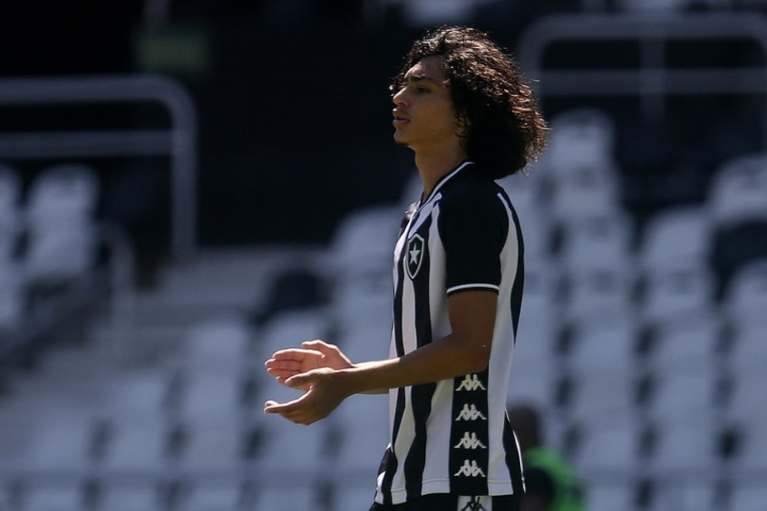 FECHADO - O Botafogo anunciou nas redes sociais a renovação de contrato do atacante Matheus Nascimento. Ele assinou o seu primeiro contrato profissional com o Alvinegro até 2023.