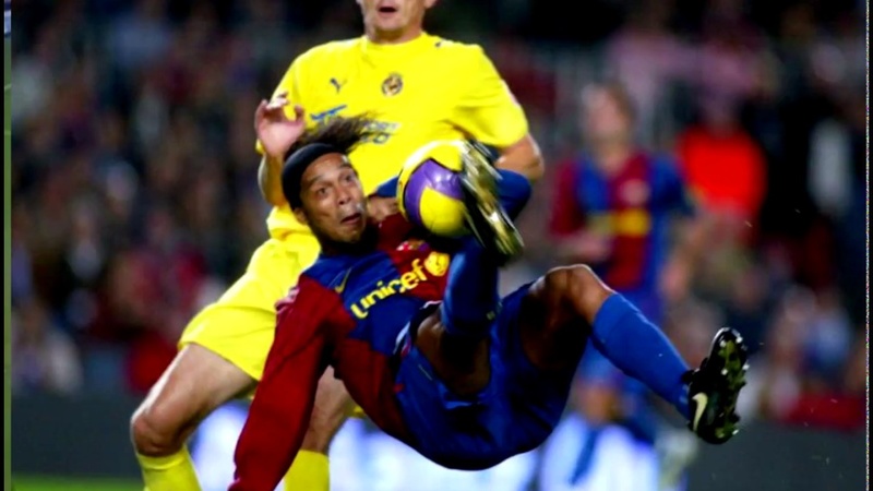 Em 2006, no auge de sua carreira, Ronaldinho Gaúcho marcou um lindo gol de bicicleta contra o Villarreal na goleada de 4 a 0 do Barcelona. 