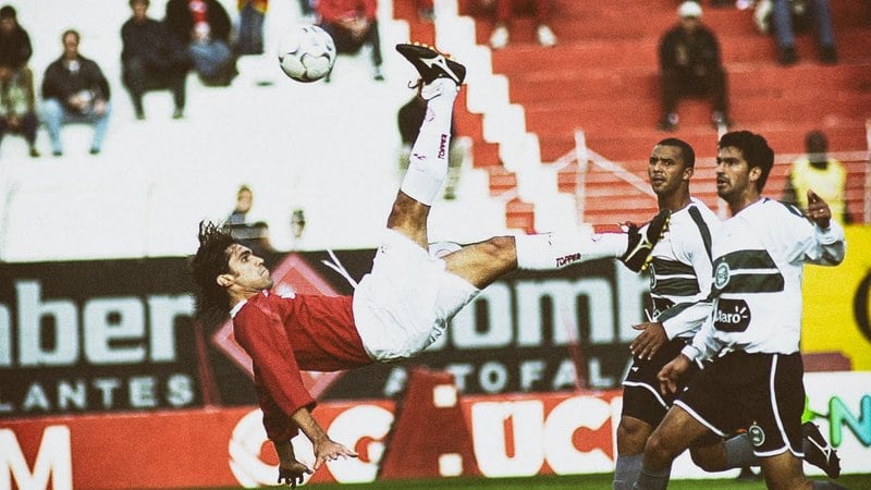 No dia 22 de agosto de 2004,  Fernandão marcou um gol histórico do Internacional. O atacante recebeu na área, deu um balão no zagueiro e aplicou uma bicicleta linda para completar a pintura. 