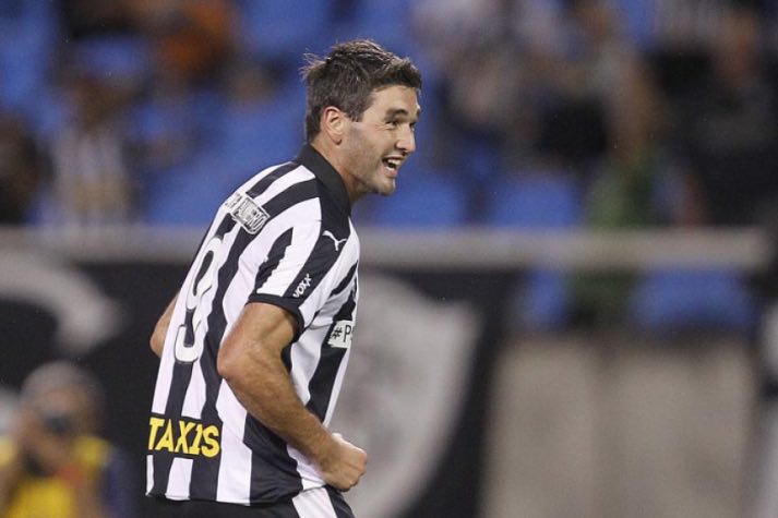 Em dia inspirado do atacante Álvaro Navarro, o Botafogo goleou o Atlético-GO, por 4 a 0, em jogo da Série B do Brasileirão de 2015. O uruguaio balançou a rede três vezes, no Estádio Nilton Santos.