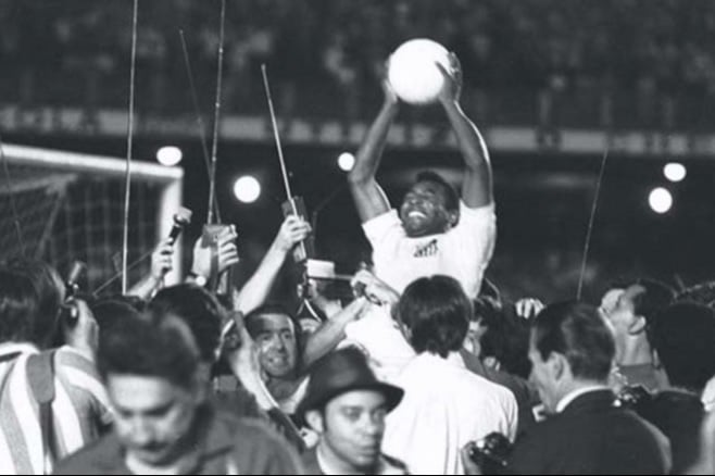 "O difícil, o extraordinário, não é fazer mil gols como Pelé. É fazer um gol como Pelé" - CARLOS DRUMMOND DE ANDRADE, poeta