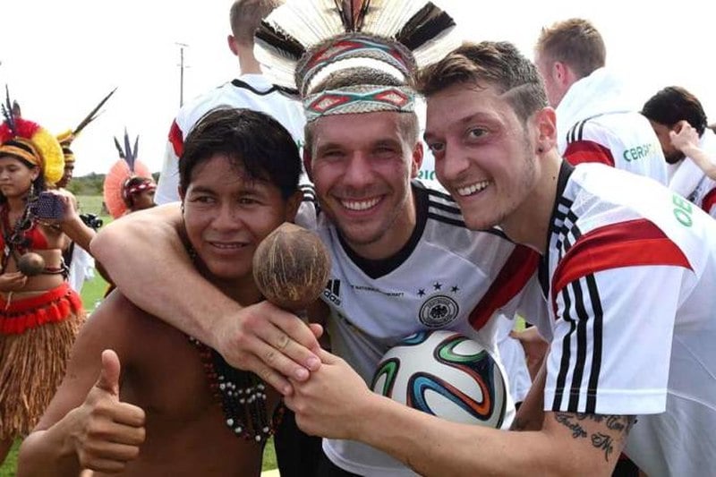 Além de Podolski, Mesut Ozil e Batian Schweinsteiger foram os mais animados na visita aos índios pataxós. Tiraram fotos com adereços e cocares, que representam a indumentária indígena. 
