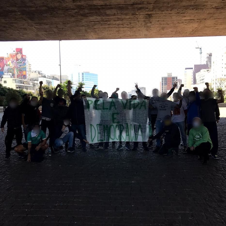 Na manifestação, estavam presentes, além de torcedores comuns do Palmeiras, representantes das torcidas Mancha Verde, Palmeiras Antifascista e Porcomunas (foto).