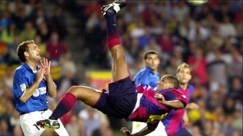 Em 2001, na partida entre Barcelona e Valência, Rivaldo marcou um hat-trick em uma de suas melhores partidas de sua carreira. Um dos gols, com um bicicleta na entrada da área, após dominar no peito. 