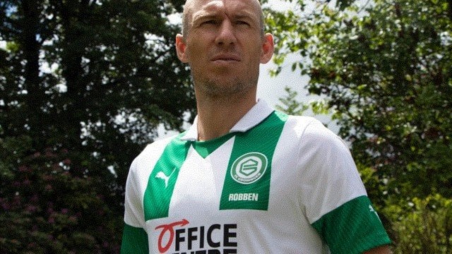 FECHADO - Neste sábado, o Groningen, da Holanda, anunciou a contratação de Robben, que havia anunciado a aposentadoria. O clube holandês foi responsável por revelar o atacante em 2002.