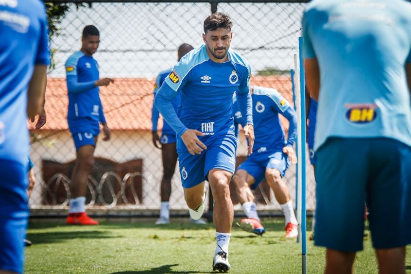 O meio-campista Robinho, de 32 anos, teve seu contrato rescindido pelo Cruzeiro e está livre no mercado. Segundo o Transfermarkt, seu valor é de 1,2 milhão de euros (R$ 6,72 milhões).
