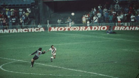 Flamengo 1 x 2 Vasco - 19/6/1988 - Era o jogo de ida da final do Campeonato Carioca daquele ano. Quantas vezes houve um chapéu num goleiro? Em partida tão decisiva? O autor do feito é Romário.