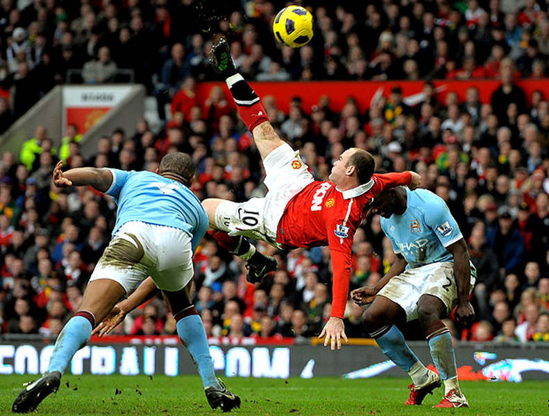 Com uma bicicleta perfeita, Wayne Rooney decidiu o clássico de Manchester a favor do United na vitória por 2 a 1 sobre o City, no Old Trafford, em 2011. 