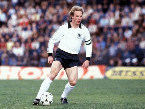 RUMMENIGGE - O alemão venceu a Bola de Ouro da France Football em 1980 e 1981. Pela seleção alemã, disputou três Copas do Mundo, em 1978, 1982 e 1986. Com a equipe nacional, foi vice-campeão em 1982 e 1986.