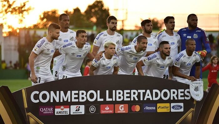  O Santos completa nesta semana mais 100 dias desde a última vez que entrou em campo na temporada. Isso por conta da pandemia de coronavírus, que paralisou o futebol no país. Para refrescar a memória, veja a escalação do Peixe nos jogos oficiais de 2020.