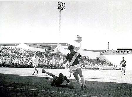 04/06/1961 - EIK-NOR 0x10 Vasco - Gols do Vasco: Saulzinho (foto) (3), Lorico (2), Pacoti (2), Sabará, Laerte e Roberto Pinto