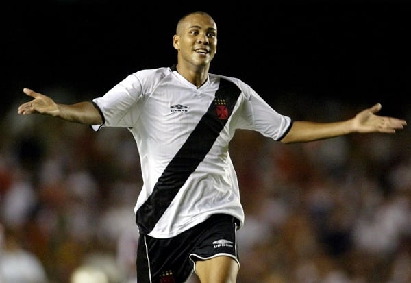 Souza - estreou em 2001 - 77 jogos e 25 gols pelo Vasco - Clube atual: aposentado desde 2018 (Madureira foi o seu último clube)