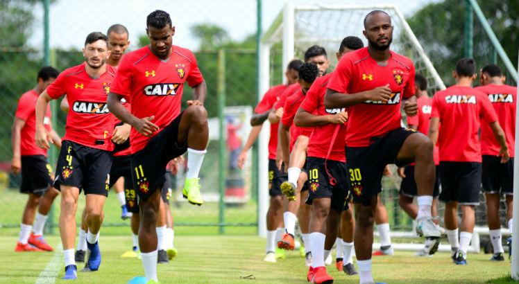 12° - Sport - O Leão teve dois casos de jogadores que testaram positivo para o novo coronavírus. Os nomes dos infectados não foram revelados. Segundo o clube, são casos que já tiveram a doença e estão imunes.