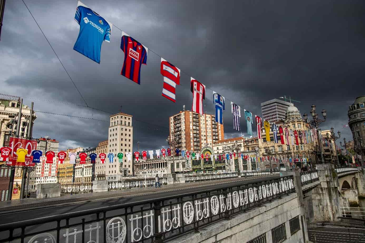 Antes disso, a La Liga já tinha realizado diversas ações com o mesmo intuito, projetando fotos, camisas e faixas de torcedores nas arquibancadas, além de sons característicos durante as partidas e camisas penduradas pelas cidades espanholas.