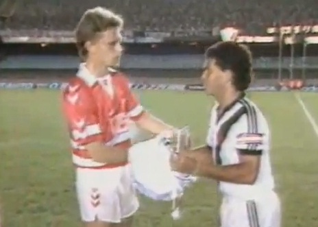Em 1988, o Vasco recebeu a seleção da Dinamarca de Brian Laudrup para um amistoso no Maracanã. Os vascaínos venceram por 1 a 0, gol de Zé do Carmo.