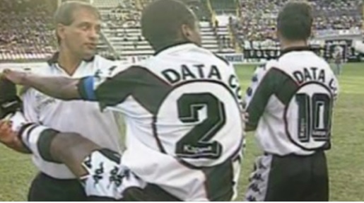 Um clássico entre Vasco e Botafogo em 1997 foi marcado por uma situação insólita: as duas equipes estavam com a mesma cor de calção. O árbitro Ubiraci Damásio pediu que o visitante mudasse a cor do calção, mas os botafoguenses não levaram outra opção. Do lado vascaíno, o vice de futebol, Eurico Miranda, se recusava a trocar o uniforme da equipe. Passaram-se 45 minutos até que o mandatário Antônio Soares Calçada cedesse e o Cruz-Maltino utilizasse uniforme todo branco. Em campo, deu Botafogo: 2 a 1.