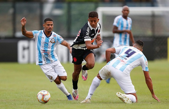 MACAÉ - Sobe - Com instinto de goleador, Jones aproveitou a única chance que teve para balançar a rede vascaína. De quebra, tornou-se o maior artilheiro da história do Macaé. São 73 gols ao todo, em sete passagens pelo clube. Desce -  A equipe de Charles Almeida foi facilmente superada pelo Vasco em São Januário. Não ofereceu qualquer tipo de resistência, tanto que, já antes do intervalo, Cano já tinha definido a vitória cruz-maltino. Precisa evoluir em todos sentidos.