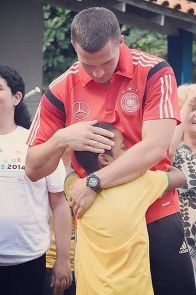 Em outro momento marcante, Podolski publicou uma imagem em que abraça uma criança. A demonstração de afeto com o fã mirim foi bastante curtida e elogiada por seus seguidores.